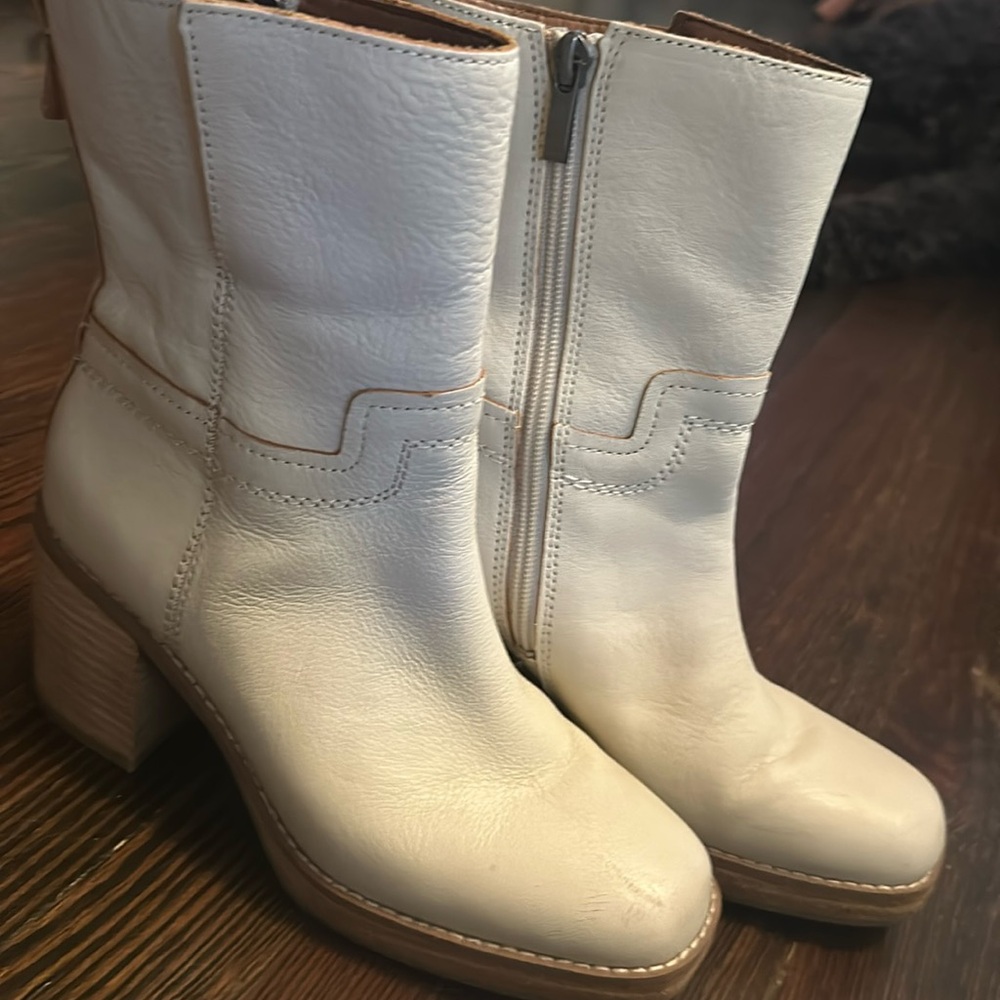 Like new! Soft leather and very comfy